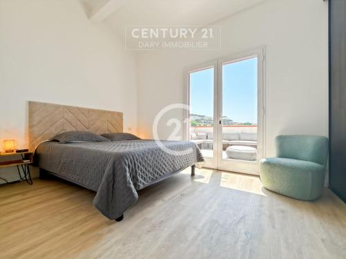 une chambre avec un lit et une chaise bleue dans l'établissement Pointe St-François T3 vue mer, à Calvi