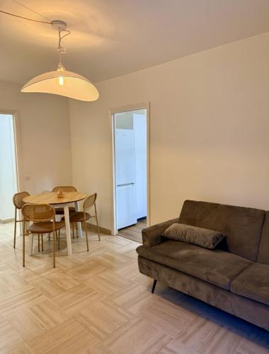 un salon avec un canapé et une table dans l'établissement New 2-Room Apartement AC & Private Garden, à Nice
