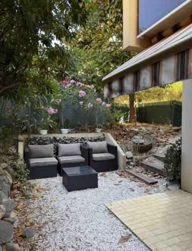 d'une terrasse avec des canapés et une table dans la cour. dans l'établissement New 2-Room Apartement AC & Private Garden, à Nice