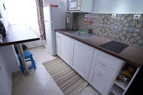 Η κουζίνα ή μικρή κουζίνα στο Apartment in Ryad Sofia Martil 2 bedrooms all comforts
