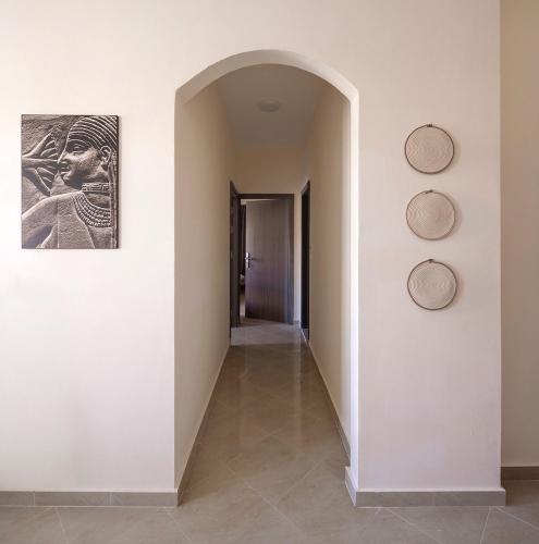 a hallway with an archway and a painting on the wall at Bayt Hassan A11 - 2 bedrooms spacious appartment in Hurghada
