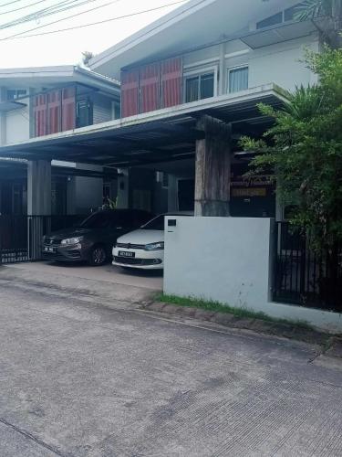 Bangunan di mana terletaknya vila ini