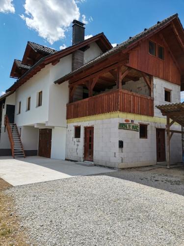 レスツェにあるApartma Pr' Bavnčの木造屋根の白い大きな建物