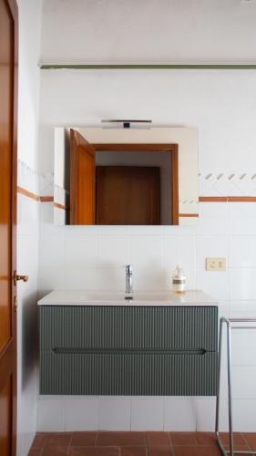 a kitchen with a sink and a mirror at Agriturismo La Ca'Solare in Palaia