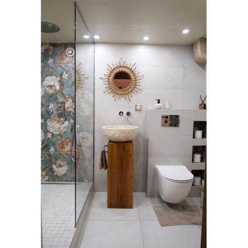 une salle de bain avec un lavabo et des toilettes dans l'établissement Central & Quiet, Full apart for 2 L'Escapade Fleurie, à Colmar