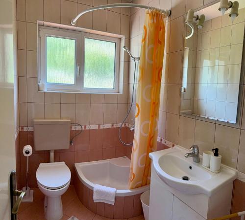 Ένα μπάνιο στο Apartments and rooms Krstina