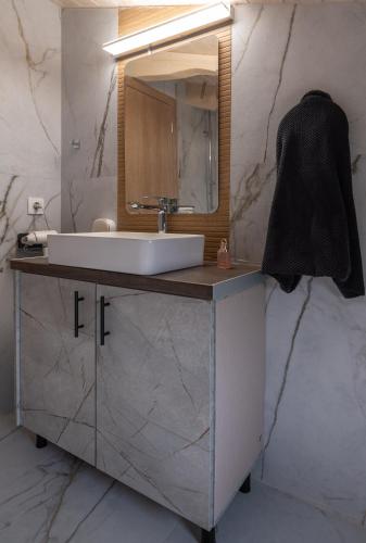 Ванная комната в Eleolithos Villa olive & pool