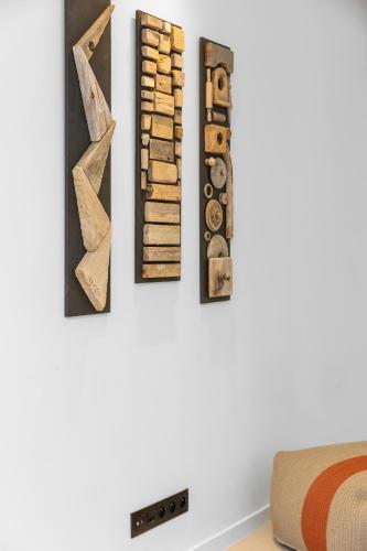 a wall with four pieces of wood on it at Sorobon Bay Hotel in Kralendijk