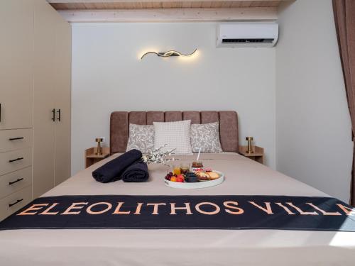 Кровать или кровати в номере Eleolithos Villa olive & pool