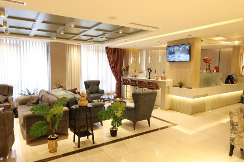 a living room with a couch and a table at Londrina Hotel in Amman