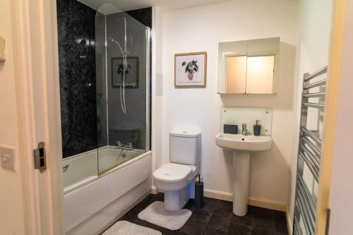 Ένα μπάνιο στο Two Bedroom En-Suite Modern Apartment Urquhart Road , Beach Area -Free Parking