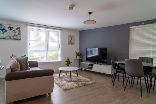 Μια τηλεόραση ή/και κέντρο ψυχαγωγίας στο Two Bedroom En-Suite Modern Apartment Urquhart Road , Beach Area -Free Parking