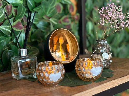 a group of vases and a mirror on a table at B&B Wellness Soest in Soest