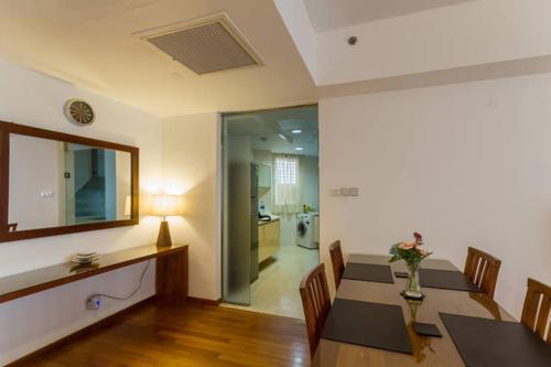 Gallery image of Sea View Monarch Apartment located within Cinnamon Grand Hotel Complex in Colombo