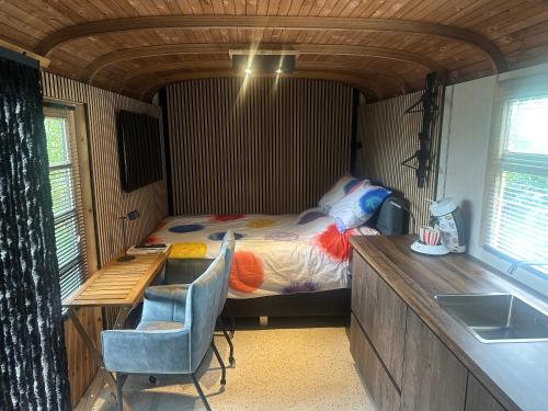 a bedroom with a bed and a desk and a sink at PipoParel in Ravels