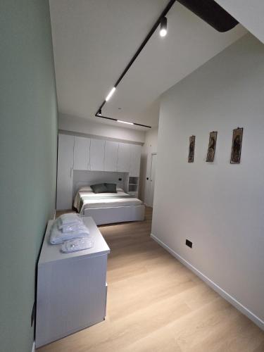a white room with a bed and a mattress at Nakupenda B&B in Cosenza