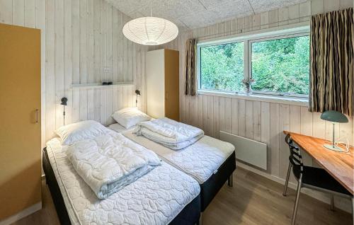 Una cama o camas en una habitación de Pet Friendly Home In Oksbøl With Sauna
