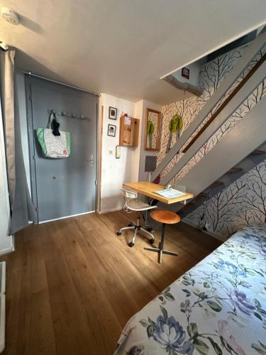 Llit o llits en una habitació de Petit Duplex Centre Ville