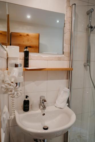 Ein Badezimmer in der Unterkunft Bierhotel Loncium & Privatbrauerei