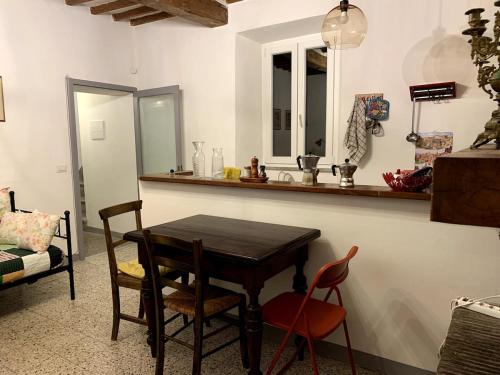a kitchen with a table and chairs and a sink at La tua casa a Pitigliano in Pitigliano