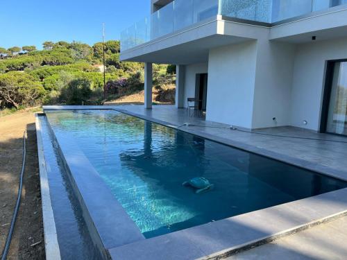 a swimming pool in a house with blue water at Moddissi Charme in Trappola