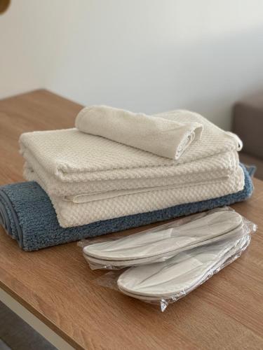 une pile de serviettes posée sur une table dans l'établissement Studio cosy avec piscine proche du bord de mer, à Villeneuve-Loubet