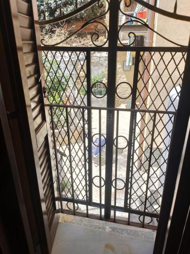 ein Blick von der Innenseite eines Eisentors in der Unterkunft Acchianata Santo Spirito in Agrigento