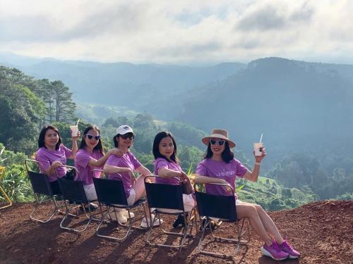a group of women sitting in chairs on a hill at Homestay Măng Đen Diamond in Kon Von Kla