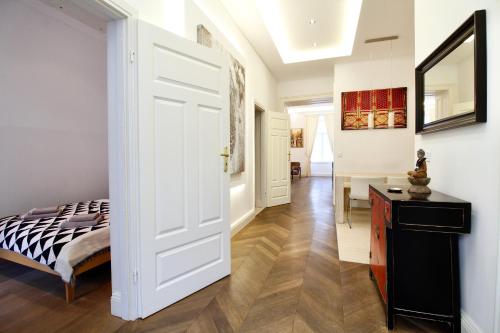 Urban Oasis in Neubau with Cozy Fireplace