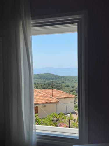 una ventana con vista a un edificio en VunoSunsetHouse, en Vuno