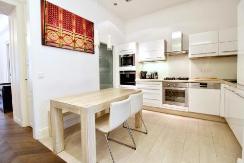 Urban Oasis in Neubau with Cozy Fireplace