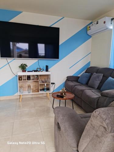 Posezení v ubytování House with two bedrooms available near the beach