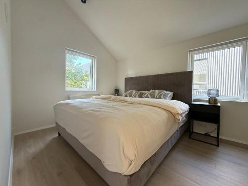 Ένα ή περισσότερα κρεβάτια σε δωμάτιο στο Downtown Modern Luxury Apt 101