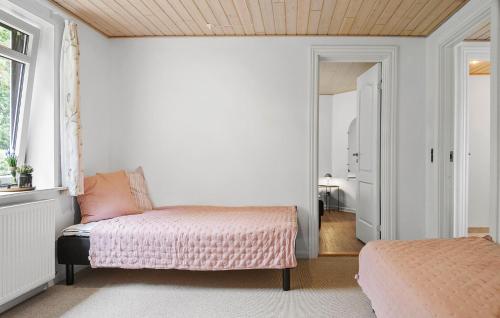 a bedroom with a bed and a window at Stunning Home In Ribe With Wifi in Ribe