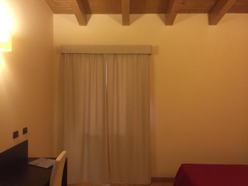 Una televisión o centro de entretenimiento en Hotel Motel Galaxy Reggio Emilia