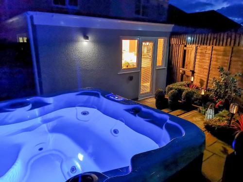 un jacuzzi au milieu d'une pièce dans l'établissement Riverside Cottage, à Reedham