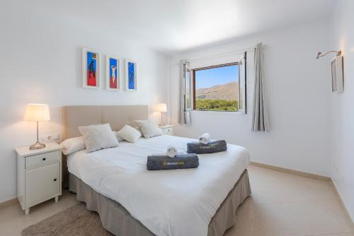 ein Schlafzimmer mit einem Bett mit zwei Handtüchern darauf in der Unterkunft Sea Two in Port de Pollença