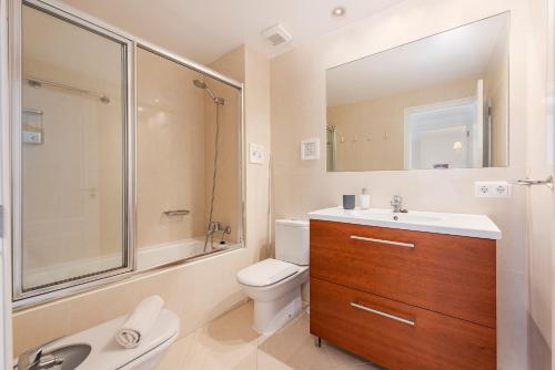 ein Badezimmer mit Waschbecken, Toilette und Dusche in der Unterkunft Sea Two in Port de Pollença