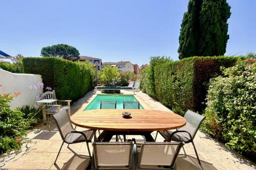 Photo de la galerie de l'établissement Large house with a swimming-pool - WIFI and a 11m mooring - AC, à Grimaud