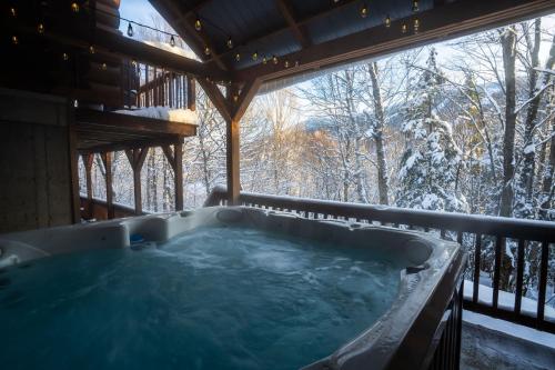 een hot tub in een hut in de sneeuw bij L'Antaya - SPA Mountain in Saint-Philémon