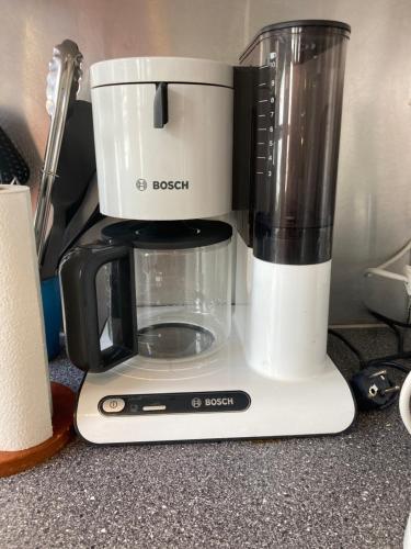 a blender sitting on top of a counter at Indbydende bed & breakfast med dejlig gårdhave in Randers