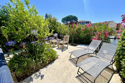 Photo de la galerie de l'établissement Large house with a swimming-pool - WIFI and a 11m mooring - AC, à Grimaud