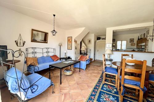 Photo de la galerie de l'établissement Large house with a swimming-pool - WIFI and a 11m mooring - AC, à Grimaud