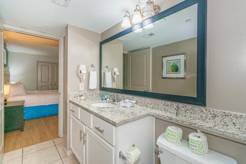 マートルビーチにあるOceans One 1806の洗面台と大きな鏡のあるバスルーム
