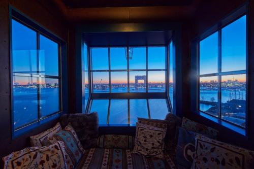 een kamer met ramen met uitzicht op de stad bij Crane Hotel Faralda in Amsterdam
