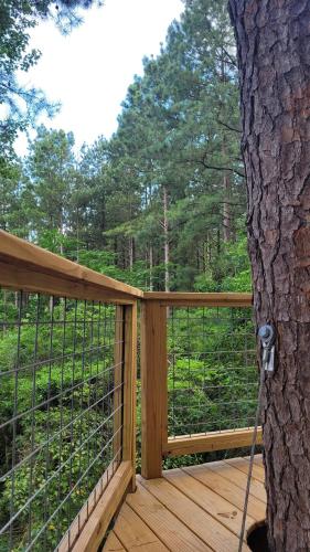 Owl Nest Treehouseにあるバルコニーまたはテラス