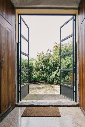 an open door with a view of a yard at Finca Ca'n Quatre in Sóller