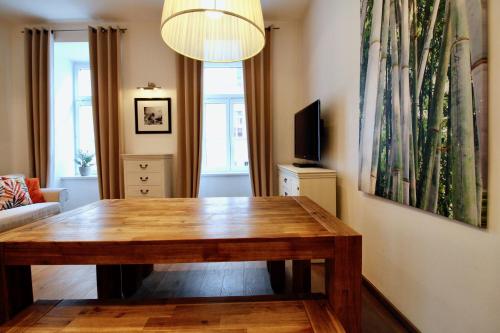Bright & Chic Downtown Hideaway
