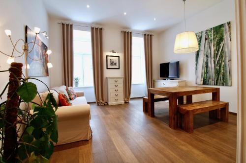 Bright & Chic Downtown Hideaway