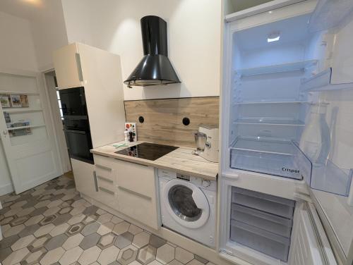 Il comprend une cuisine équipée d'un lave-linge et d'un sèche-linge. dans l'établissement VENI VEDI VICHY climatisé, 50m2 coeur de ville, à Vichy